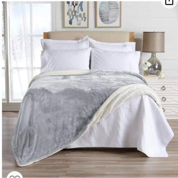 Amazon Basics Sherpa Light Gray Queen Bedspread 2 Zippered Shams! Queen! soft! - Picture 2 of 5
